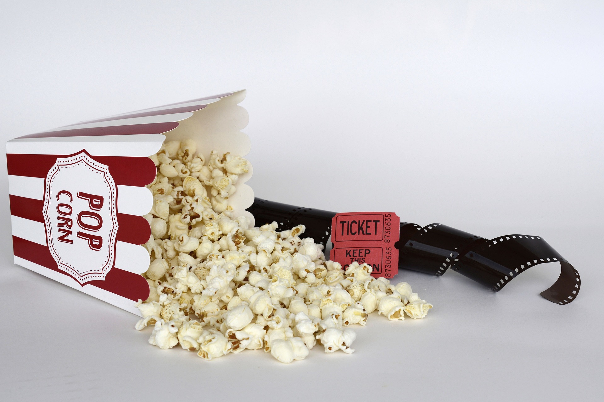 Pop´korn og en filmrulle på et bord