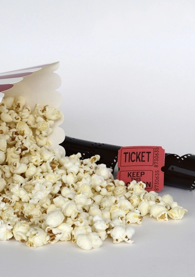 Pop´korn og en filmrulle på et bord