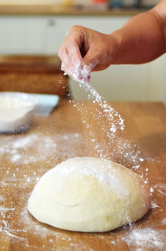 En klump dej på en bordplade med mel